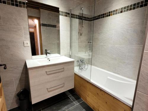 ein Badezimmer mit Waschbecken, Badewanne und Dusche in der Unterkunft Résidence Le Criterium - Résidence Le Critérium 3Chalet E Appartement 3 MAE-1913 in Les Champs