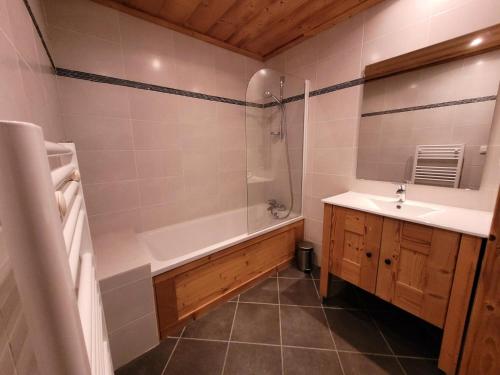 ein Badezimmer mit Badewanne, Waschbecken und Dusche in der Unterkunft Résidence Le Criterium - Résidence Le Critérium 3Chalet D Appartement 17 MAE-1943 in Les Champs