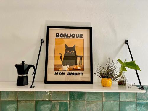 El Pez Newly renovated apartment in La Santaに飾ってある許可証、賞状、看板またはその他の書類