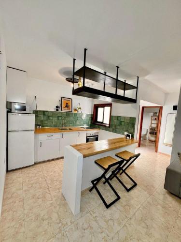 ラ・サンタにあるEl Pez Newly renovated apartment in La Santaのキッチン(テーブル、椅子2脚付)