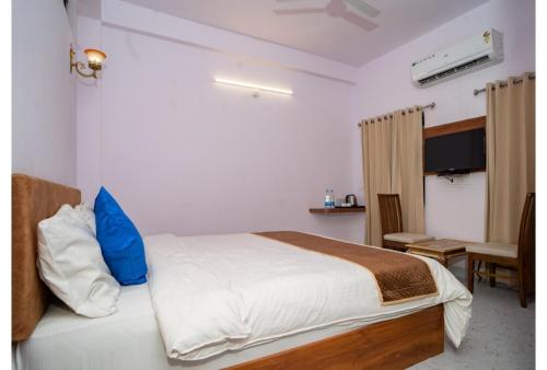 Postel nebo postele na pokoji v ubytování Devdarshan Hotel & Restaurant