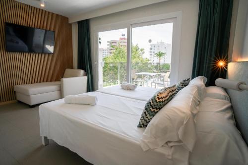 Ένα ή περισσότερα κρεβάτια σε δωμάτιο στο INN Mallorca Aparthotel
