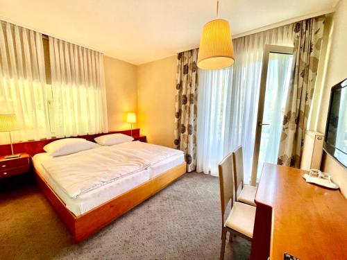 Televisyen dan/atau pusat hiburan di Hotel Rosanna - Rooms only mit Self Check In by S4Y