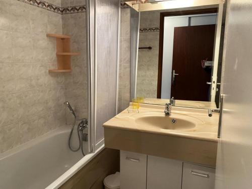 ベッサンにあるRésidence Les Balcons Des Curtious - Studio mezzanine - 4 personnes MAE-2113の洗面台、鏡、浴槽のあるバスルーム