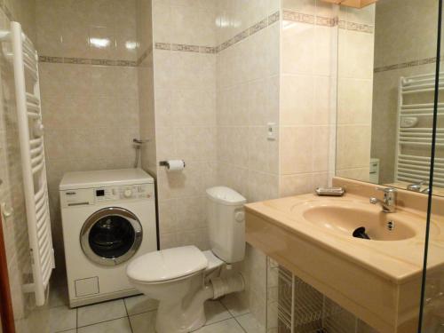 Ένα μπάνιο στο Résidence Les Balcons Des Curtious - Appartement 8 personnes bien équipé MAE-2163