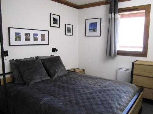 a bedroom with a bed and a window at Résidence La Bergerie - Appartement 2 pièces chaleureux et bien équipé MAE-2223 in Bonneval-sur-Arc