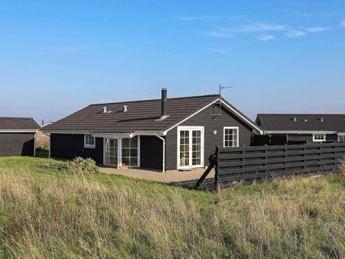 ロッケンにあるModern Oasis in Scenic Lokken-By Traumの前に柵を持つ黒家