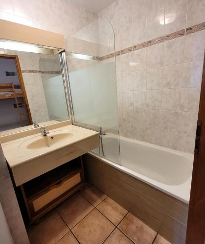 a bathroom with a sink and a bath tub at Résidence Les Balcons Des Curtious - 2 pièces 4/6 personne lumineux MAE-2293 in Bessans