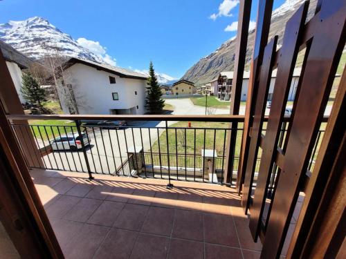 a balcony with a view of a mountain at Résidence Les Balcons Des Curtious - 2 pièces 4/6 personne lumineux MAE-2293 in Bessans