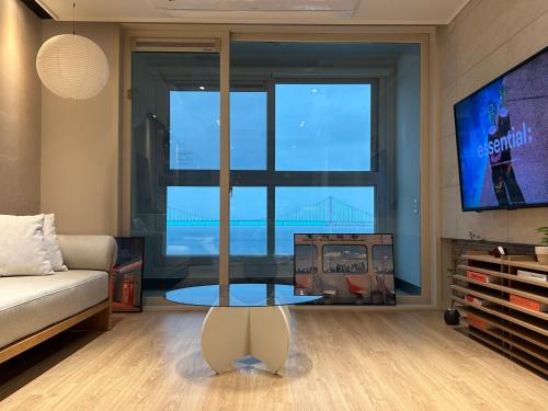 Μια τηλεόραση ή/και κέντρο ψυχαγωγίας στο Bamin Stay-Gwangalli Beach Panoramic Ocean View