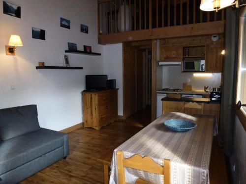 salon z kanapą i stołem w obiekcie Résidence L'edelweiss - 3 Pièces pour 6 Personnes MAE-2323 w mieście Bonneval-sur-Arc