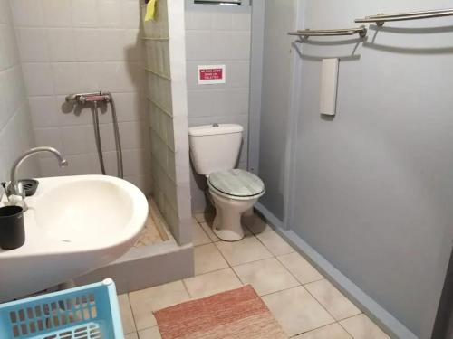 Ένα μπάνιο στο Appartement spacieux avec piscine à Deshaies, 180 m²