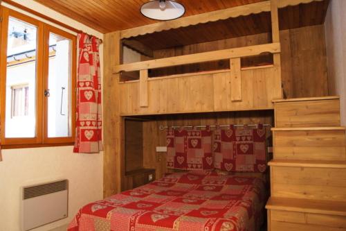 a bedroom with a bunk bed in a cabin at Résidence Andagne - Appartement spacieux bien situé MAE-2423 in Bessans