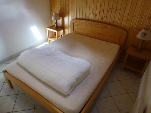 a bed with white sheets on it in a room at Résidence Les Balcons Des Curtious - Appartement 4 pièces - 8 personnes MAE-2393 in Bessans