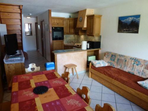 a living room with a couch and a kitchen at Résidence Les Balcons Des Curtious - Appartement 4 pièces - 8 personnes MAE-2393 in Bessans