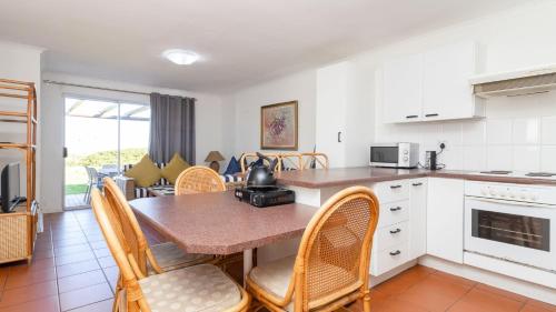 Η κουζίνα ή μικρή κουζίνα στο 241 hermanus beach club