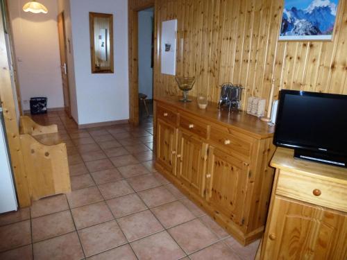 a kitchen with wooden cabinets and a counter top at Résidence Les Balcons Des Curtious - 3 Pièces pour 6 Personnes MAE-2463 in Bessans