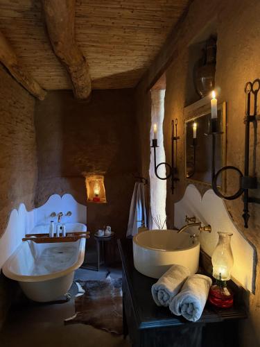 a bathroom with two sinks and two tubs at Klipkraal Cottage in Calitzdorp