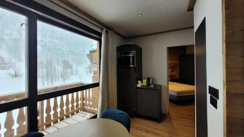 a room with a balcony with a large window at Résidence Cokott - 2 Pièces pour 4 Personnes MAE-2573 in Bessans