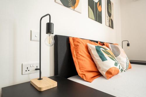 Postel nebo postele na pokoji v ubytování Bright & Modern 2BR Apt with BBQ