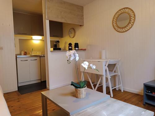 ルーアンにあるHypercenter apartmentのテーブルのあるリビングルームとキッチン