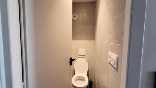 a small bathroom with a toilet in a stall at Résidence Cokott - 2 Pièces pour 4 Personnes MAE-2603 in Bessans