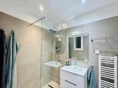 1 minute from metro station, 12 minutes from Akropolis