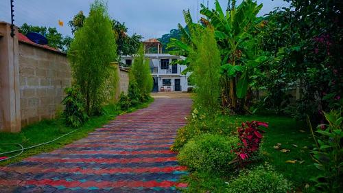 einen Kopfsteinpflasterweg vor einem Haus in der Unterkunft Fly Africa village 3 in Arusha