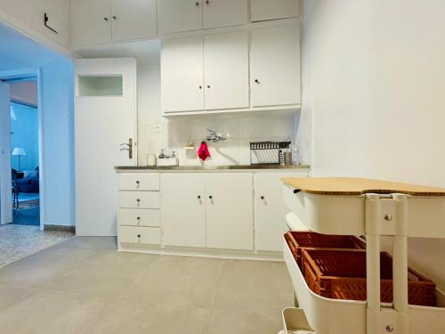 1 minute from metro station, 12 minutes from Akropolis