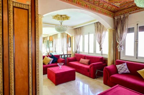 Un lugar para sentarse en The 6-Suite Beachfront Villa