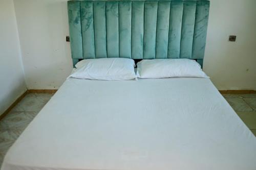 Una cama o camas en una habitación de The 6-Suite Beachfront Villa