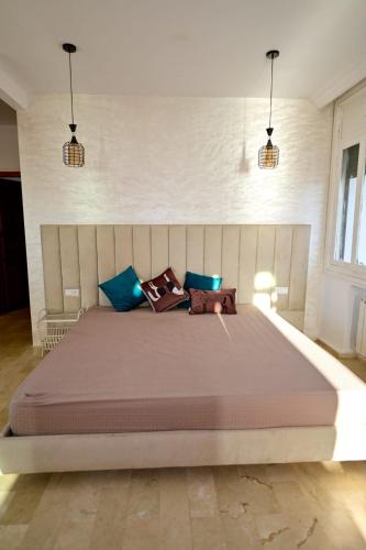 Una cama o camas en una habitación de The 6-Suite Beachfront Villa