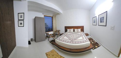 a bedroom with a bed in a room at The Hill Crest, Fagu in Shimla