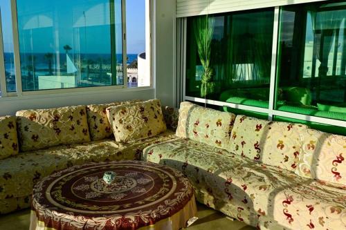 Un lugar para sentarse en The 6-Suite Beachfront Villa