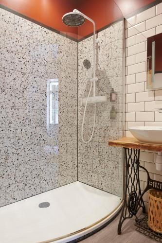 a bathroom with a shower and a sink at L'Oculus - Studio cosy au cœur de Clisson in Clisson