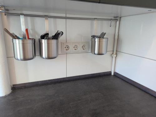 Una habitación con cubos y utensilios en una pared. en City Apartment - Heinrich der Löwe - City Center - Keybox - 3 Persons, en Brunswick