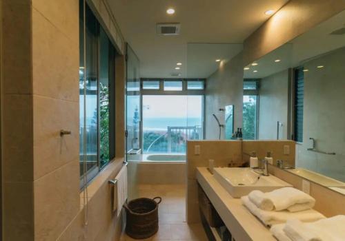 Et badeværelse på プライベートヴィラ極海静邸 gokkai seitei