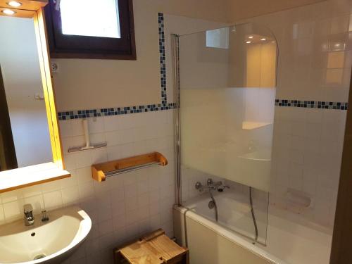 a bathroom with a tub and a sink and a shower at Résidence Trolle-soldanelle - 2 Pièces pour 5 Personnes MAE-2493 in Bonneval-sur-Arc