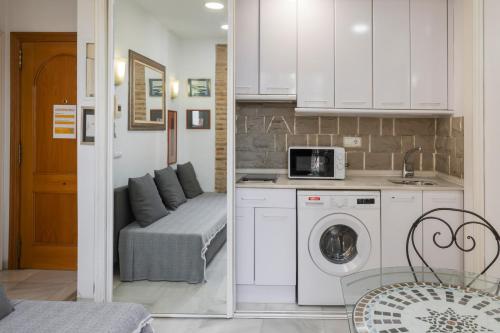 a kitchen and a living room with a washing machine at Serrano Park in Valencia