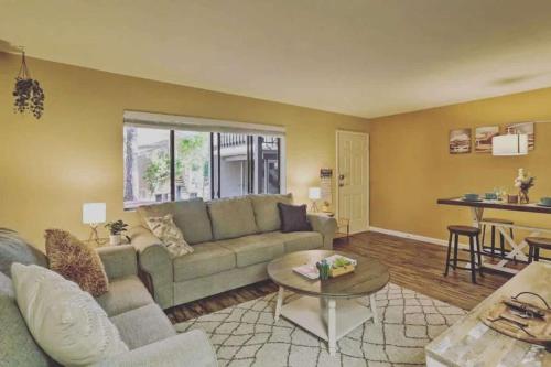 塞多纳Relaxing Sedona Retreat - Walk to Shops & Trails的客厅里有一张沙发和一张桌子。
