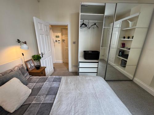 Postel nebo postele na pokoji v ubytování Elegant Boutique Flat in Historic Chislehurst