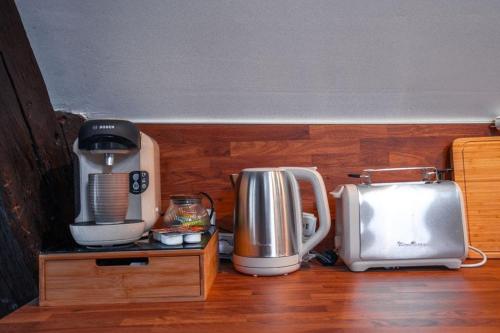 a kitchen counter with a blender and a toaster at Bali Surya in Chalon-sur-Saône
