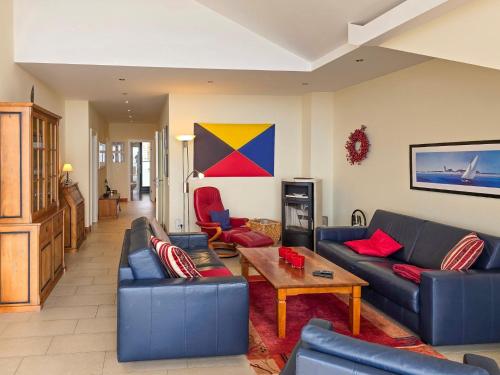 ザスニッツにあるVilla Friede-Marie, Penthouse Lenea und Sophieのソファ2つとテーブルのあるリビングルーム