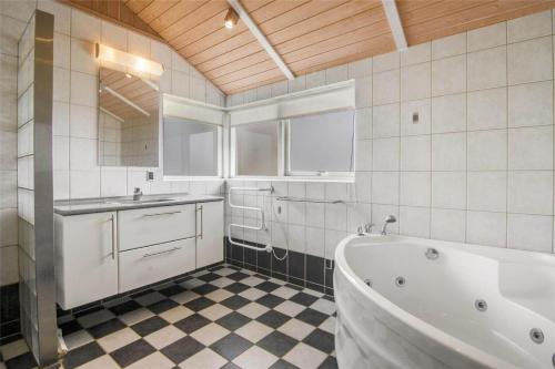 un baño con bañera y lavabo en 40541-Juelsminde-Pot-Strandby-417, en Sønderby