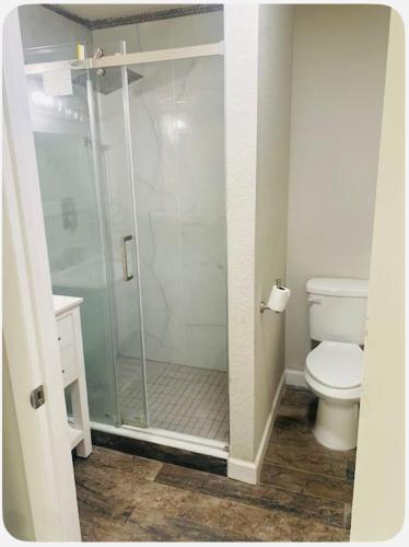 オーランドにあるLight and Easy Getawaysのシャワーとトイレ付きのバスルーム