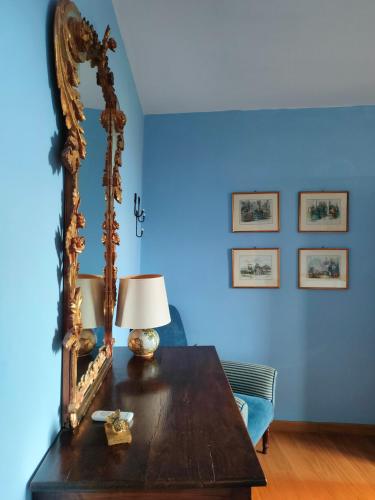 a room with a mirror and a table with a lamp at Ciliano 16 in Montepulciano