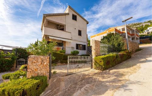 Beautiful Apartment In Starigrad With Wifi