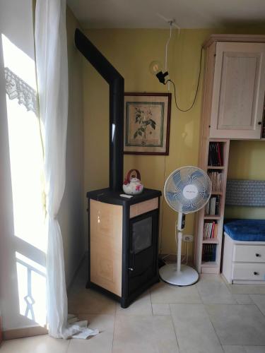 a black stove in a room with a fan at Ciliano 16 in Montepulciano