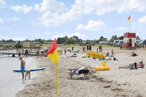 a group of people on a beach with people on it at 40128-Juelsminde-Strandengen-41 in Juelsminde