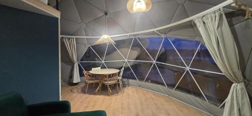 Posezení v ubytování Aqua Glamp